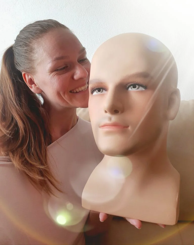 Monika Radič z vadbeno glavo za prikaz Access Bars točk med pripravo na delavnico