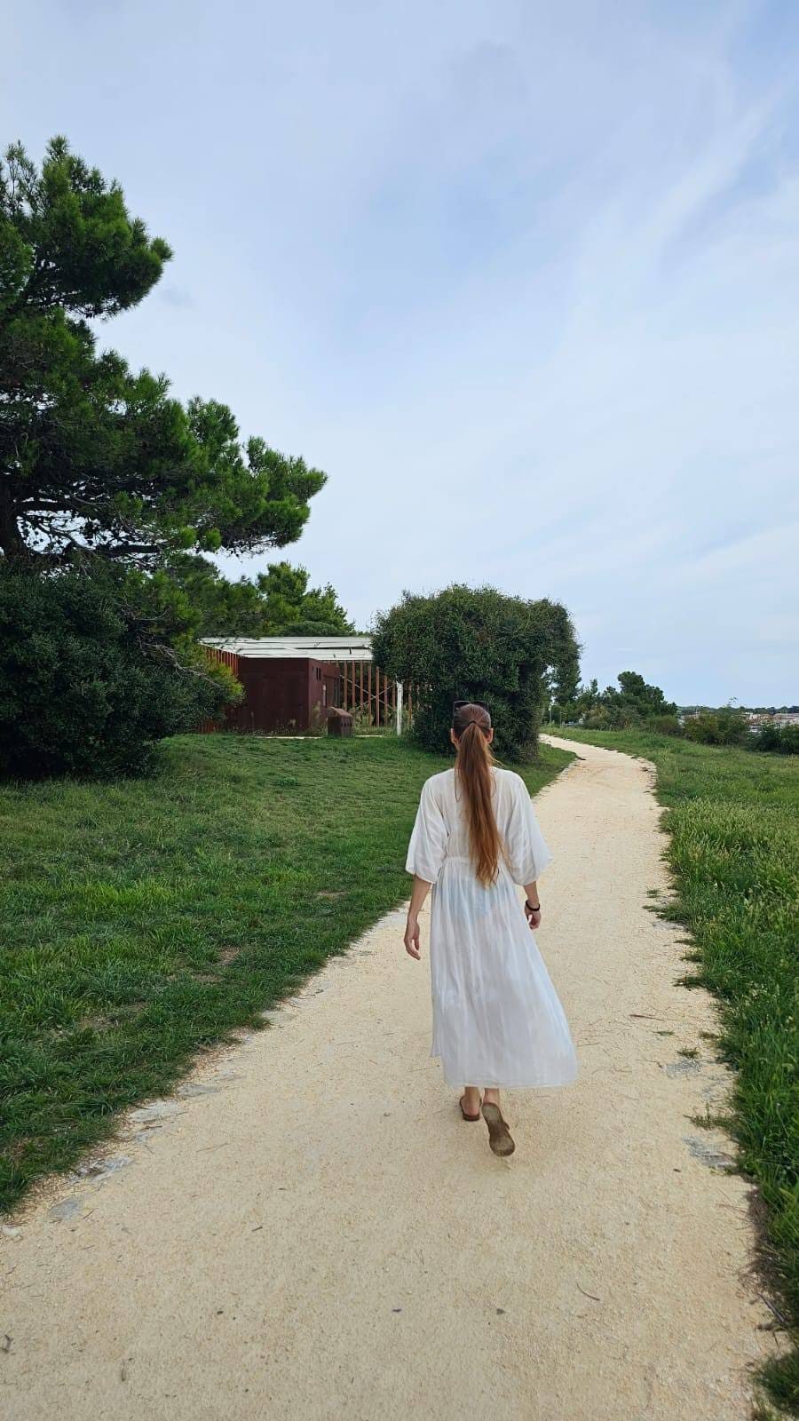 Monika iz Sijem, ki se sprehaja po peščeni poti